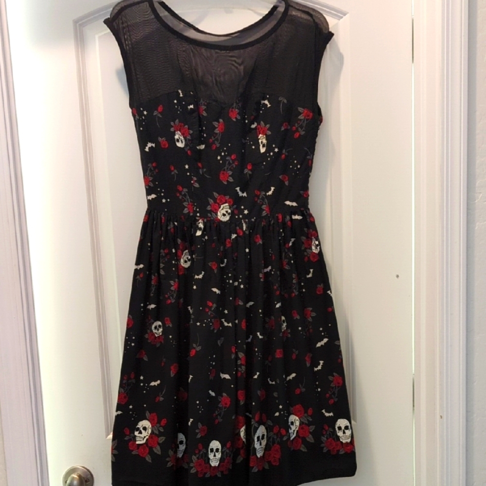 Hell Bunny, Black with Skull/Rose Print sz med...